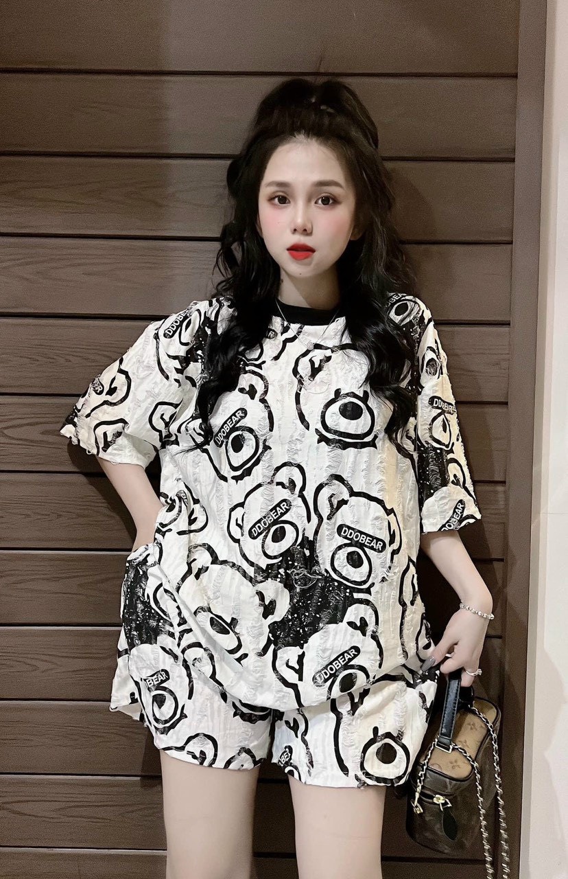 Set bộ nữ đùi áo thun phông rộng tay lỡ phối quần đùi ngắn ống rộng 2 màu đen trắng họa tiết hình gấu xước nhẹ cực hot