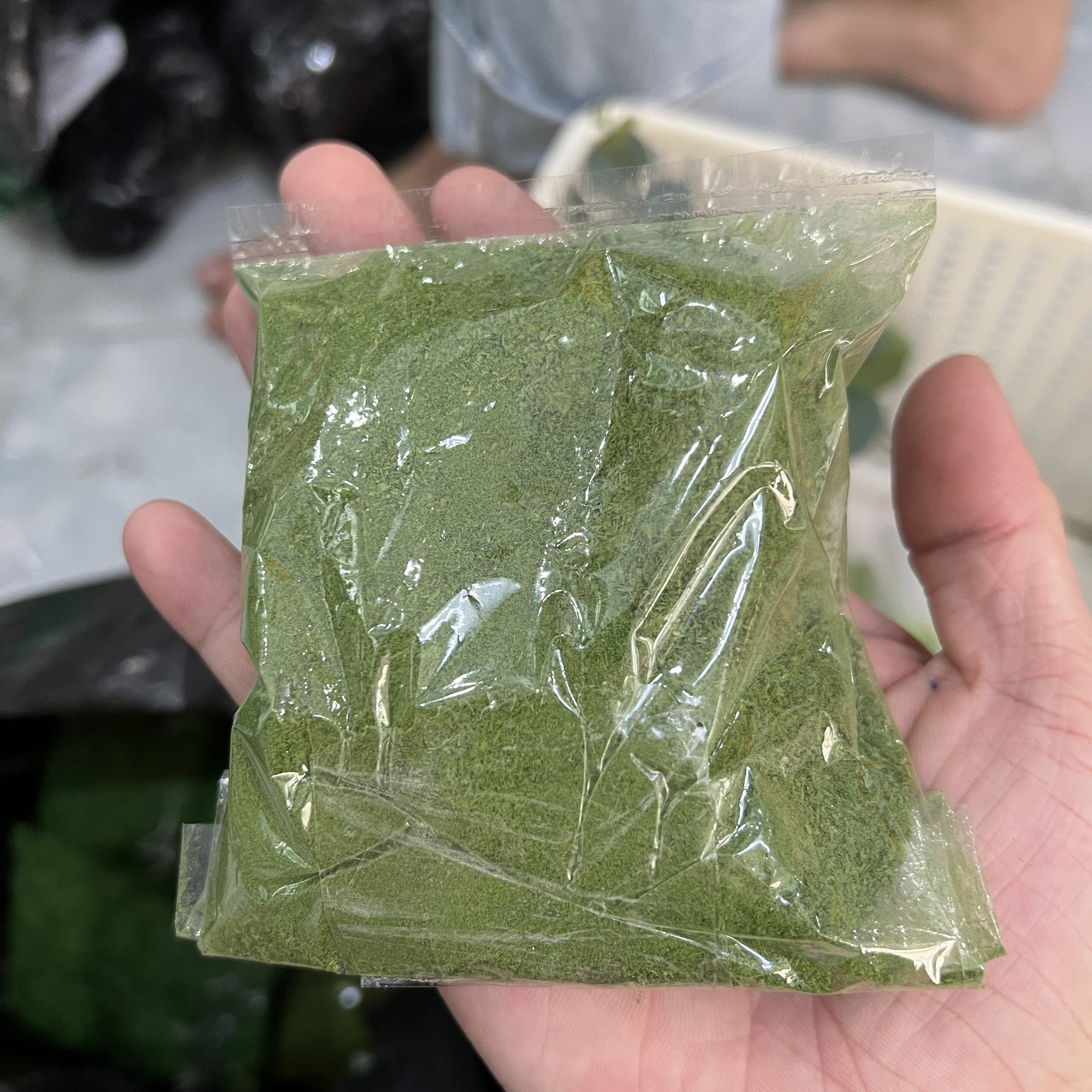 Cỏ và bột trang trí hoa