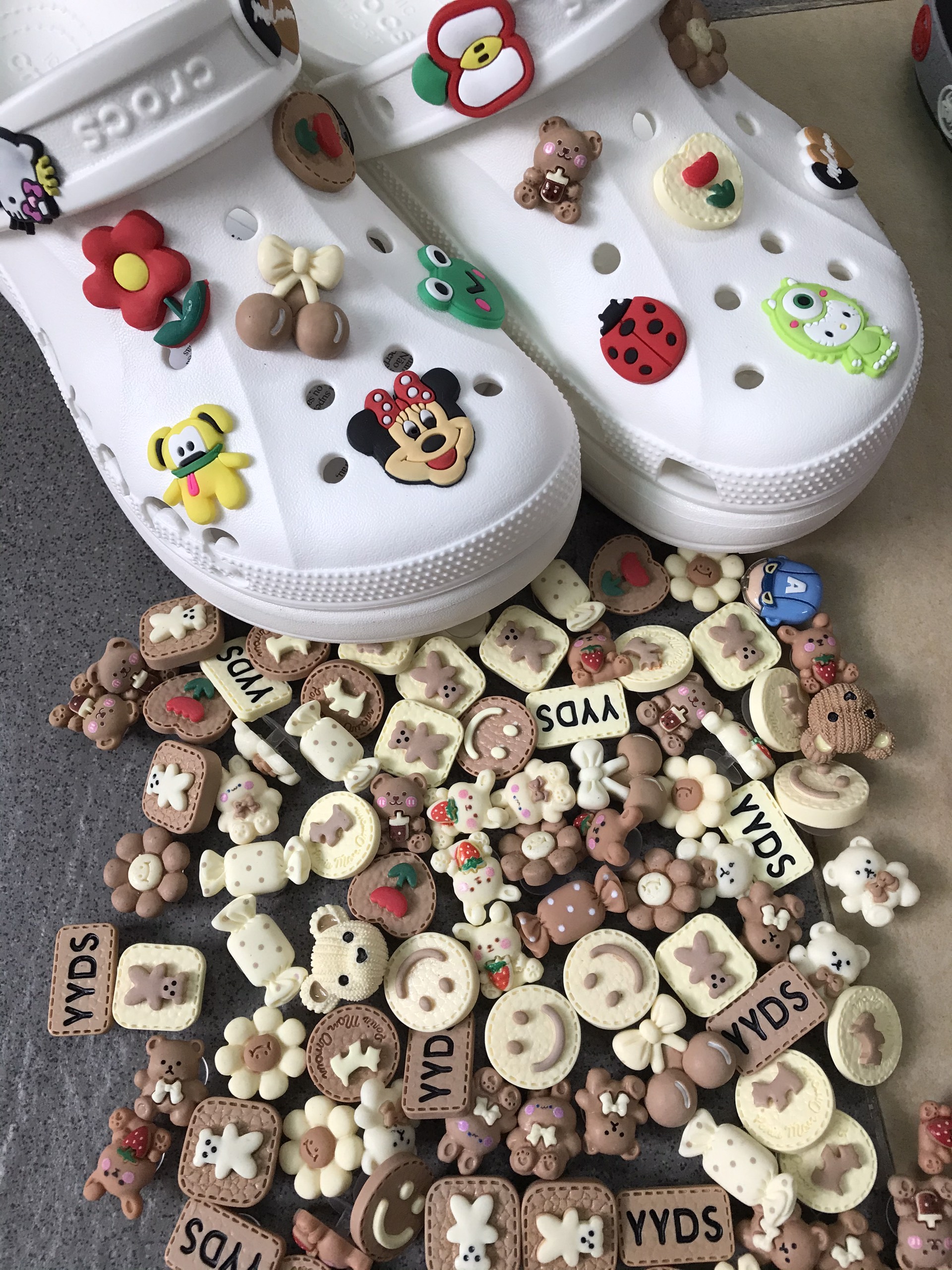 [HCM]Sticker 3D siêu dễ thương gắn vô dép sục (sticker ngẫu nhiên)