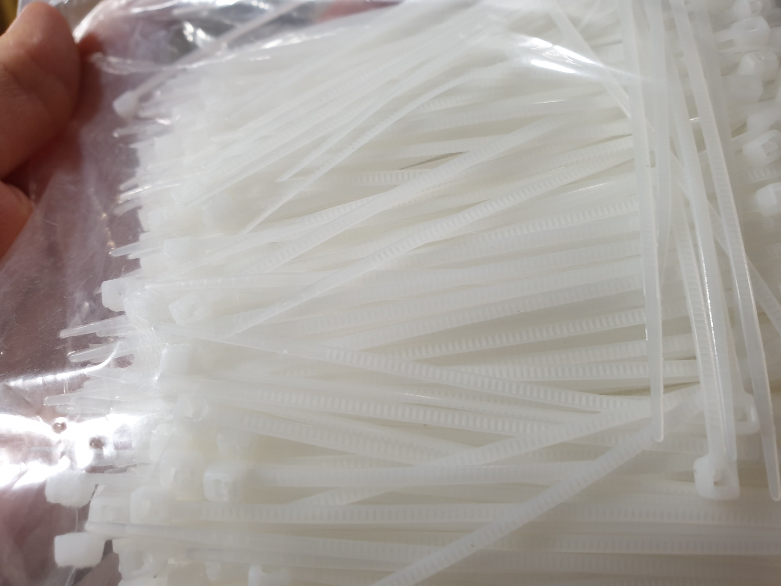 COMBO 20 GÓI LẠT NHỰA TRẮNG 2X100 ( 1000 SỢI / GÓI )