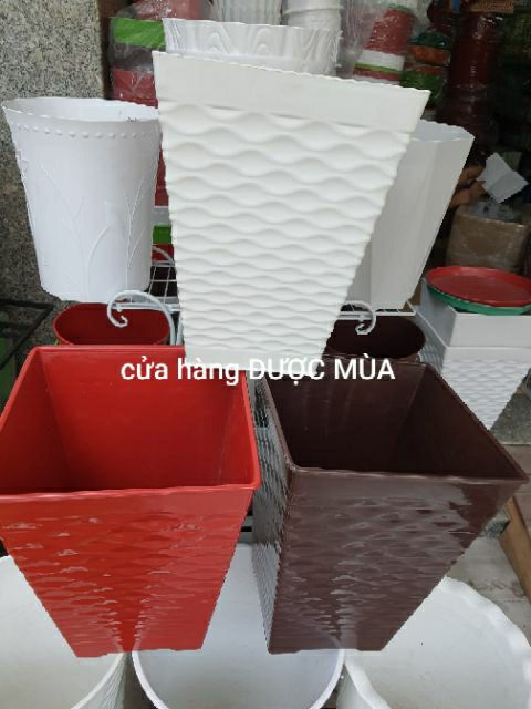2 cái chậu nhựa vuông mắc lưới cao 35cm.