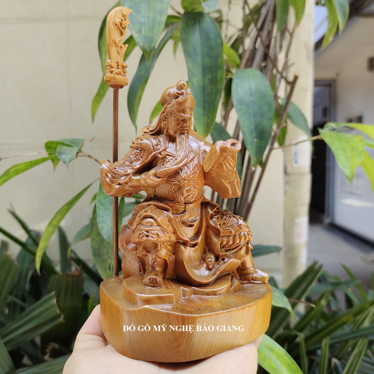 Tượng quan công quan vân trường đọc sách gỗ bách xanh