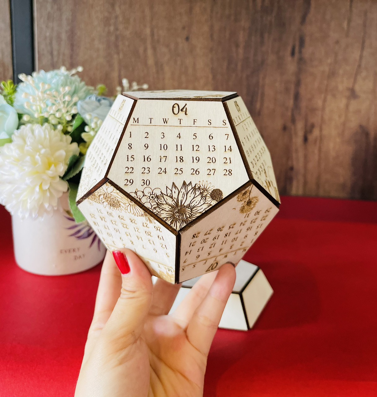 LỊCH CẦU GỖ ĐỂ BÀN NĂM 2024