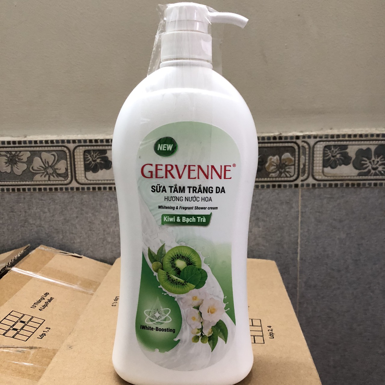 Sữa tắm trắng da Gervenne Green Lily đổi mẫu thành Kiwi & Bạch Trà 900gr