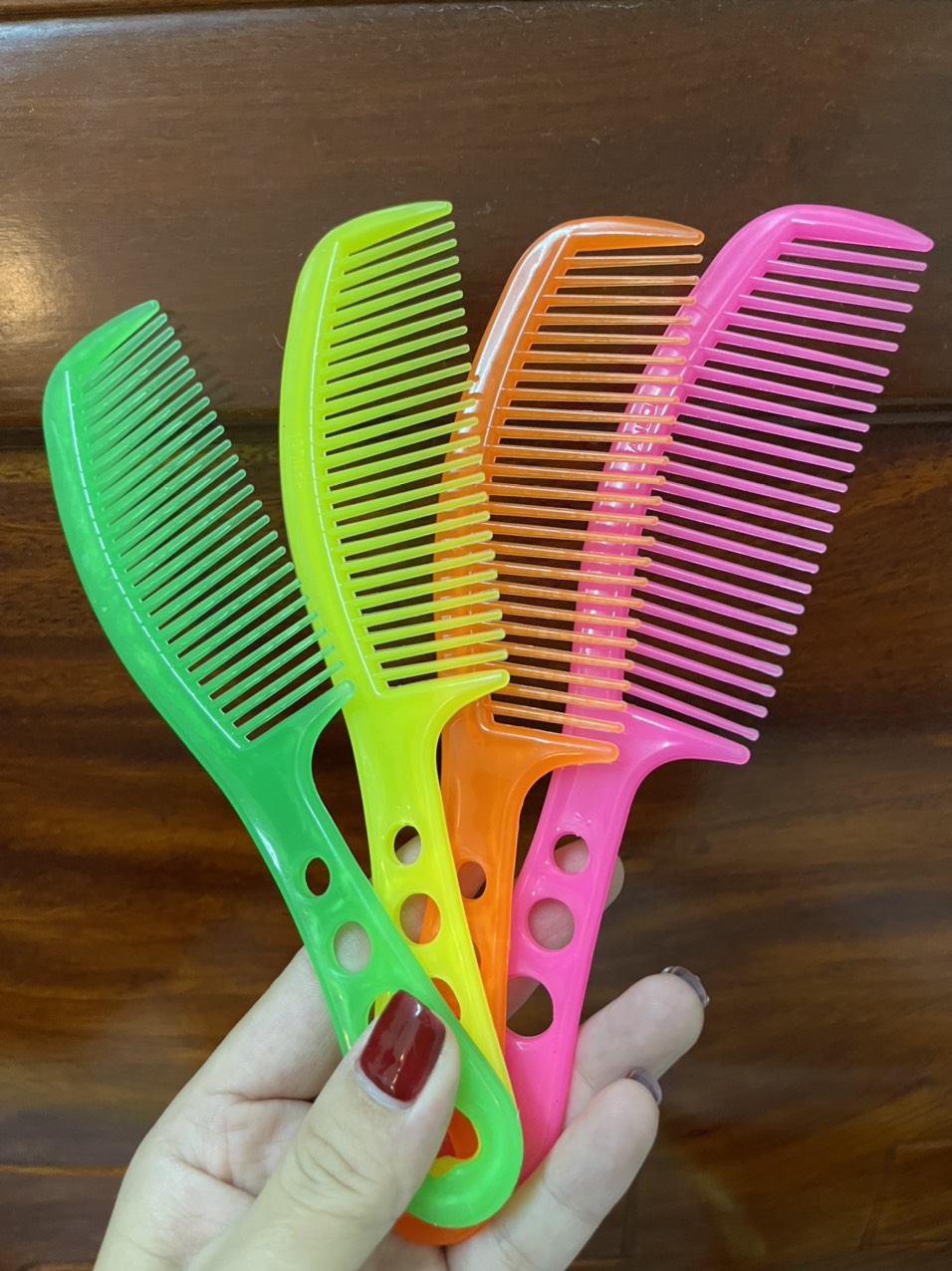 Lược Nhựa Chải Tóc Có Cán (màu ngẫu nhiên)