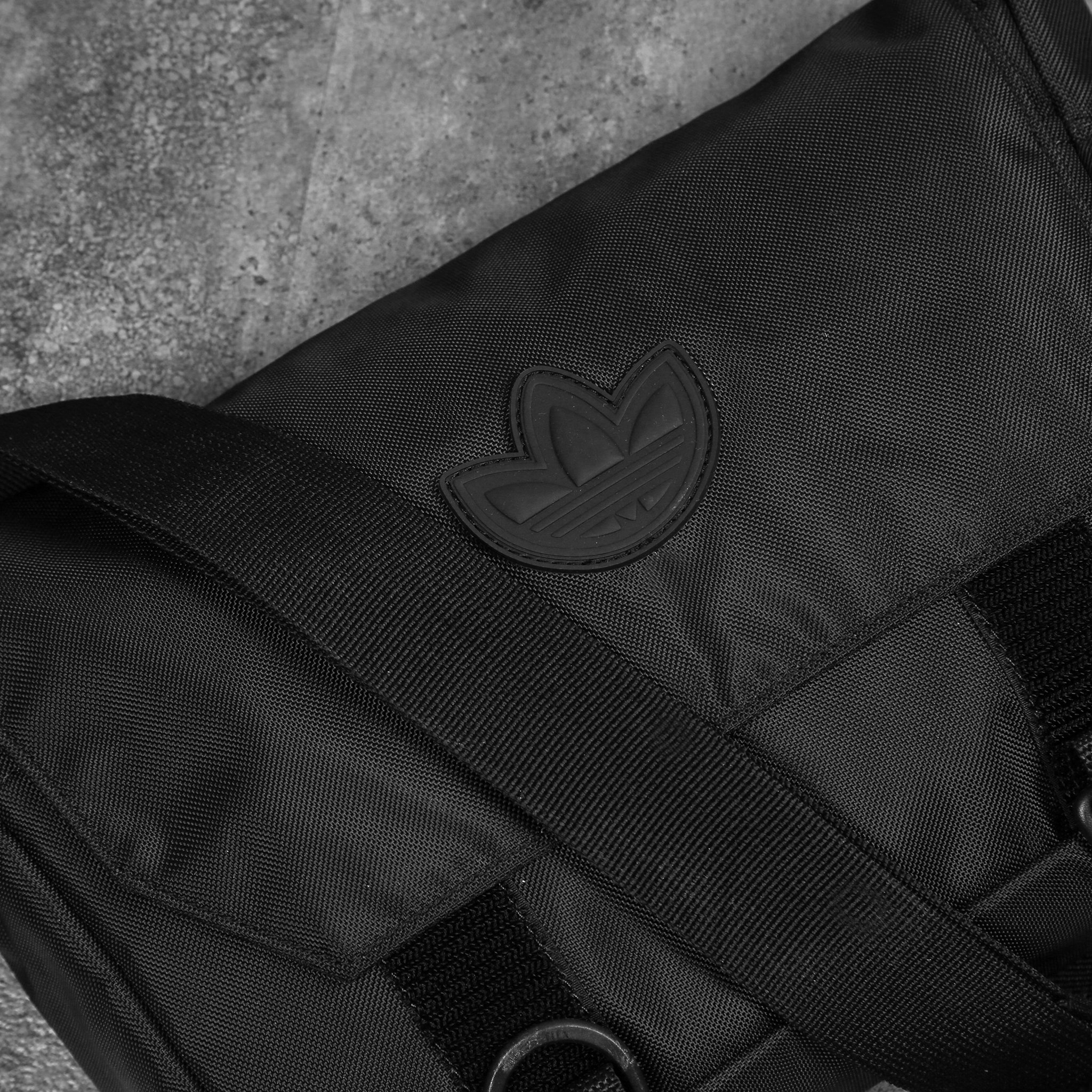 Cặp đeo chéo Adidas messenger basic dễ phối đồ chống nước đỉnh.