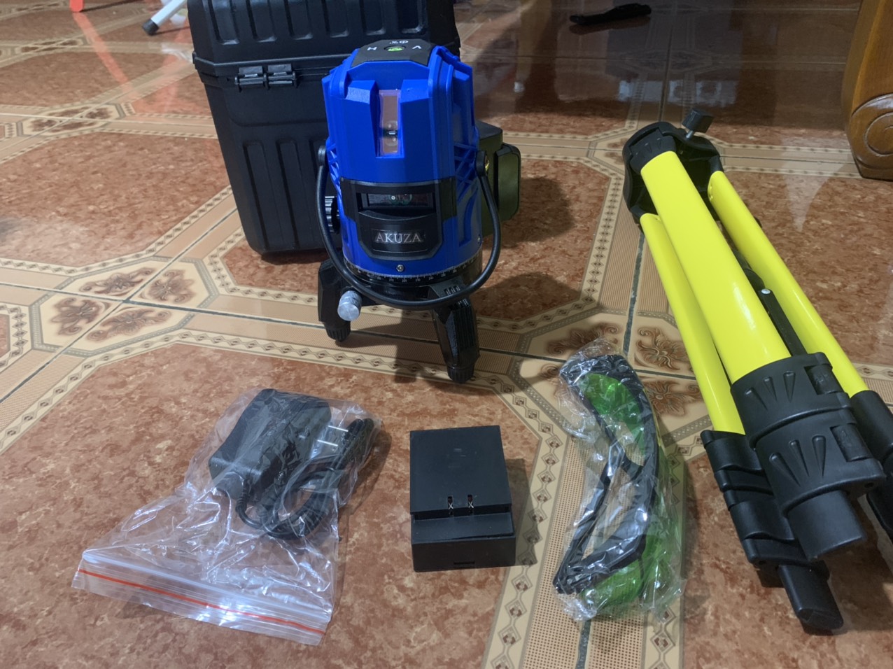 combo Máy cân mực Laser 5 tia xanh và chân máy