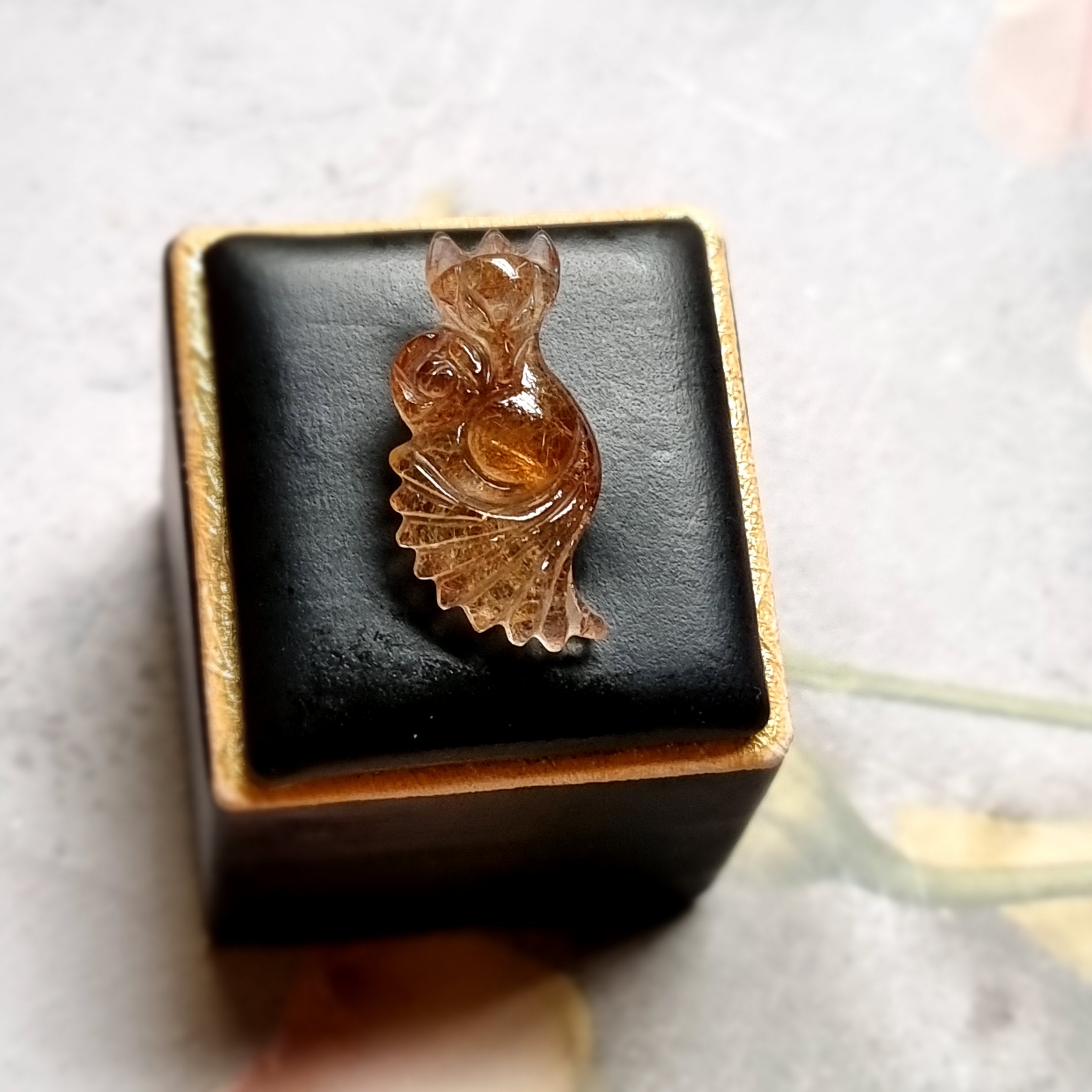 VÒNG CỔ CỬU VỸ HỒ LY THẠCH ANH TÓC VÀNG ĐUÔI VŨ (LÔ 01)