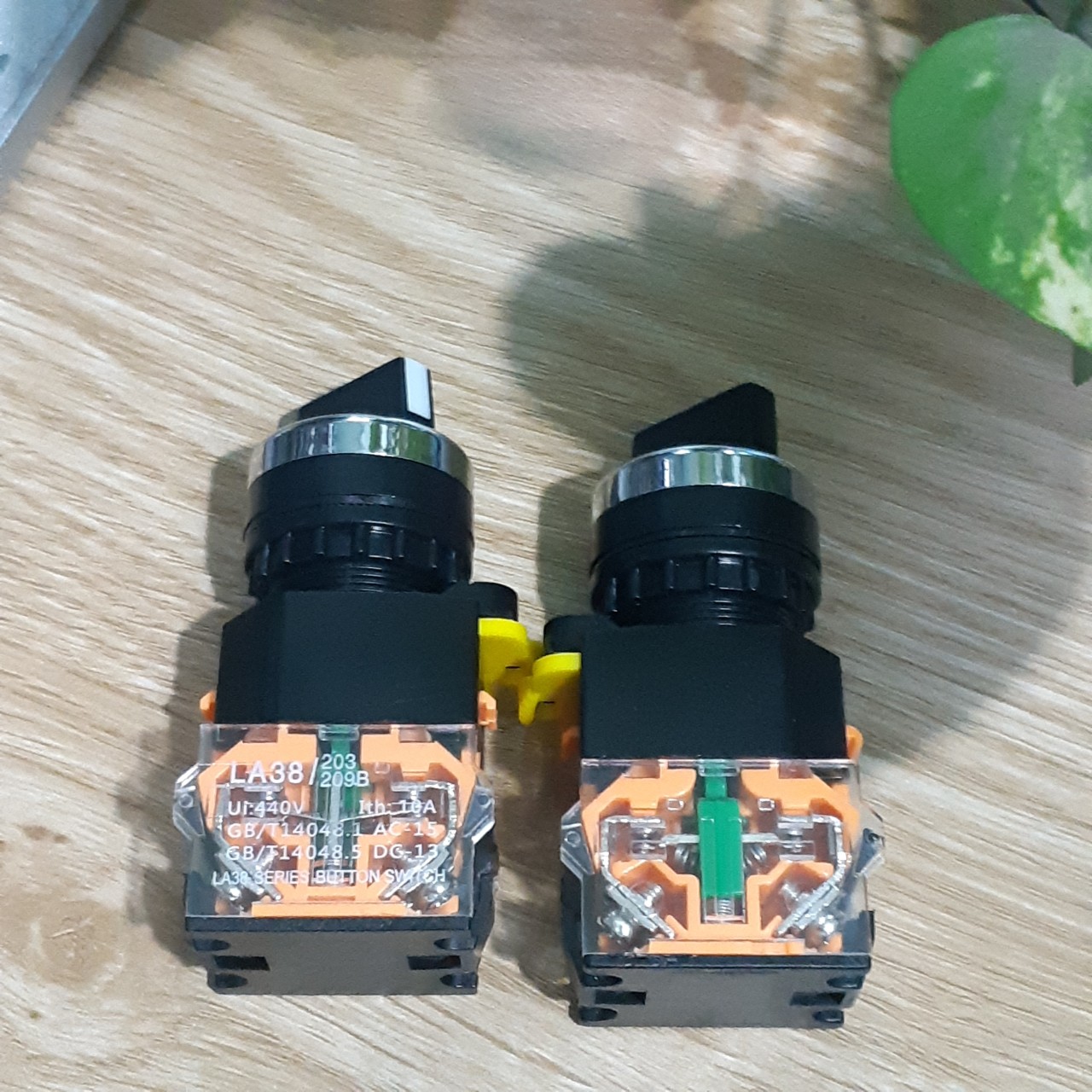 Công tắc xoay tự giữ 2 và 3 vị trí , cần ngắn , phi 22 mm