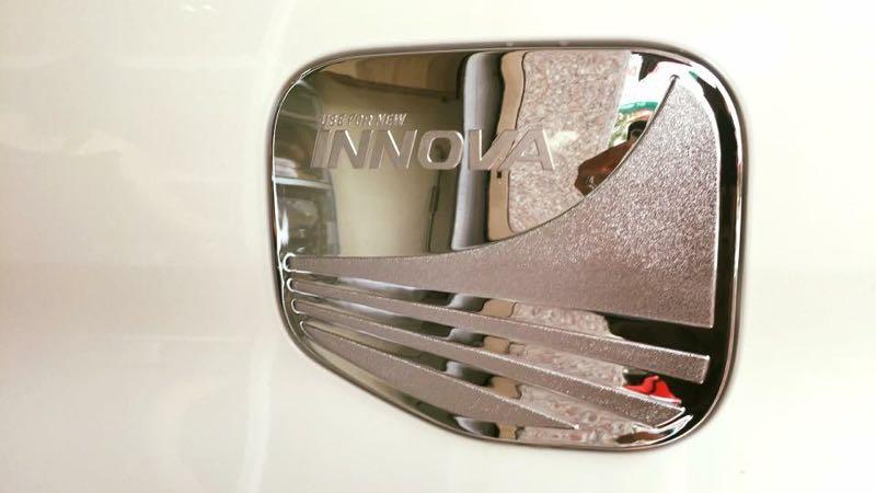 Ốp nắp bình xăng innova 17