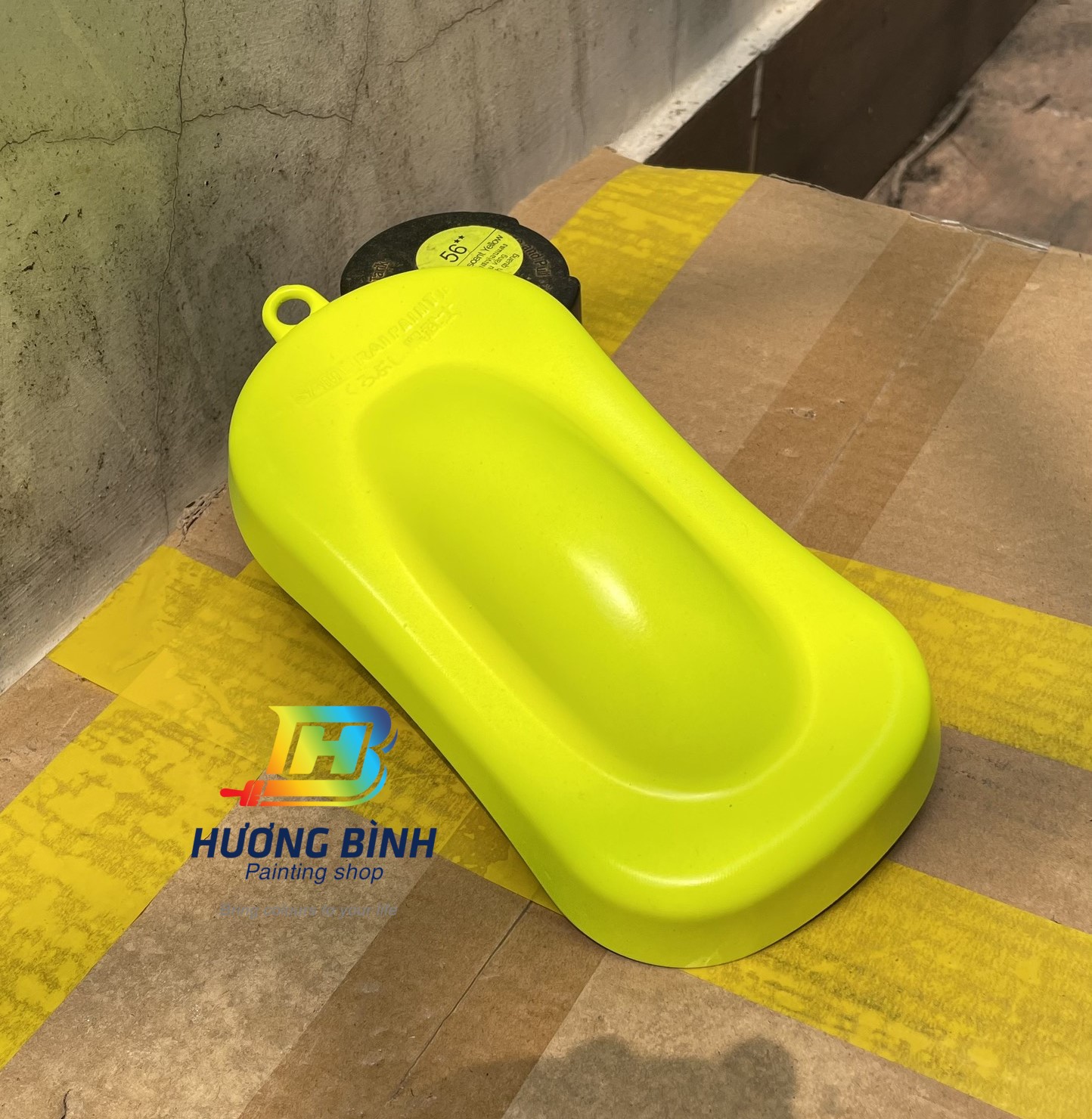 Sơn xịt Samurai màu Vàng Huỳnh Quang - 56 (cần sử dụng cùng nền màu Trắng - UC1002)