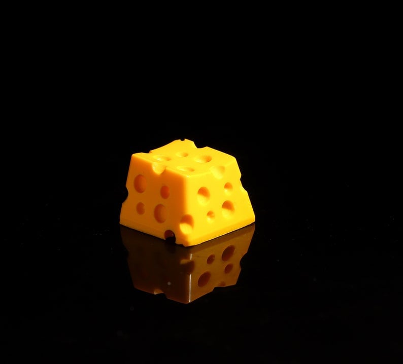 Keycap cheese vàng đậm trang trí bàn phím cơ gaming.