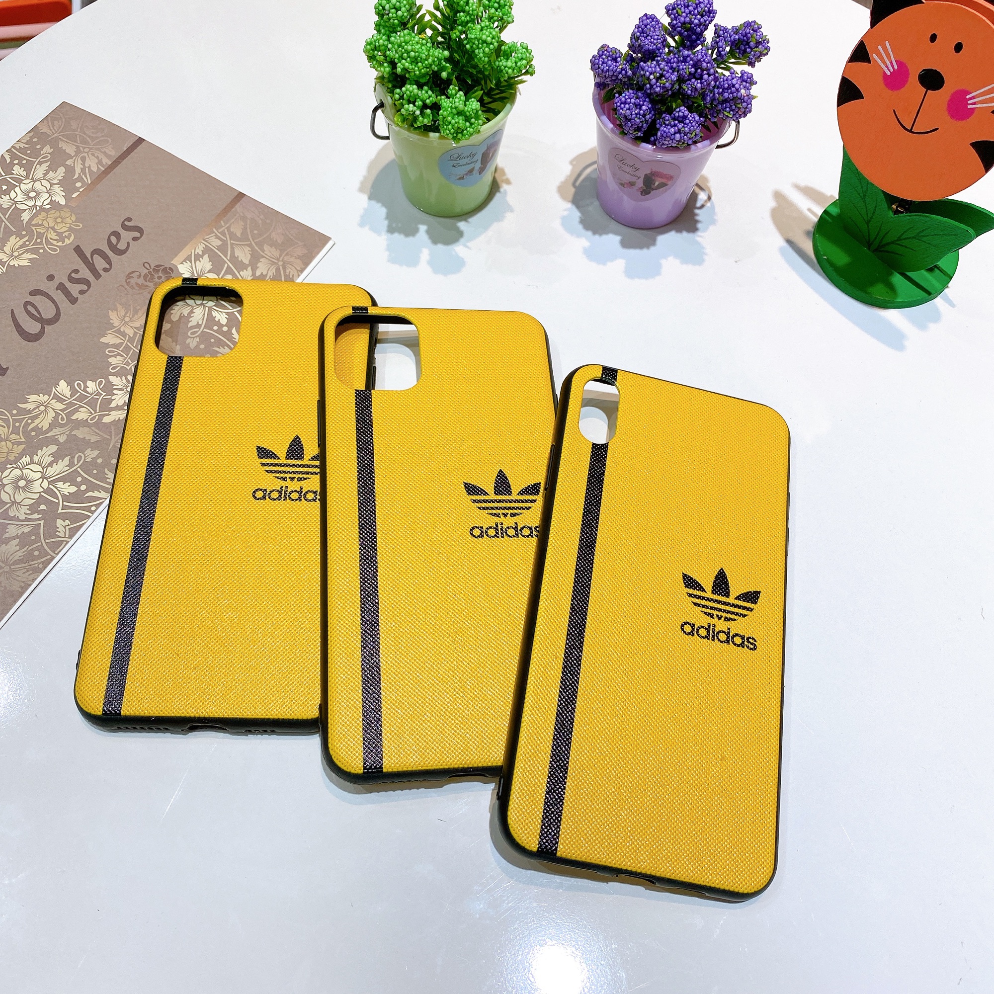 Ốp lưng iphone Adidas vân vàng