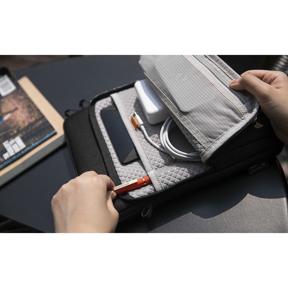 Túi Đeo Chéo Tomtoc Tablet Shoulder Bag For Macbook Pro 14-inch - H13