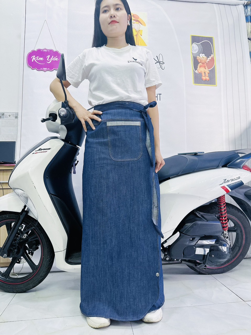 Váy chống nắng chất liệu Jean có túi có nút bấm chân - cố định bằng nút bấm và nút bấm ống chân phom nhỏ Kim Yến Mẹ và Bé