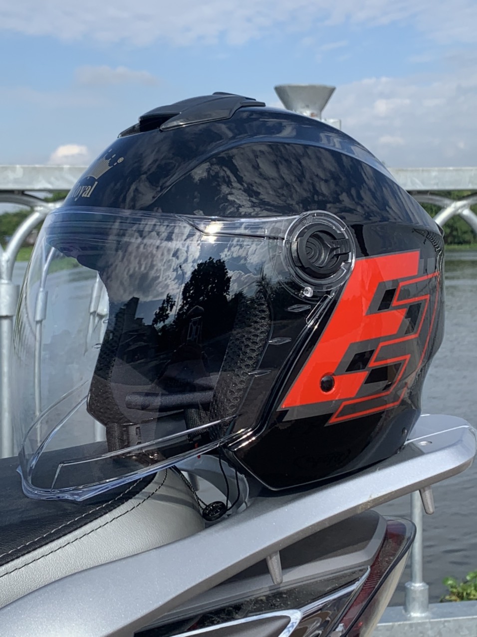 [HCM]SIÊU PHẨM MŨ BẢO HIỂM 3/4 ROYAL TEM MỚI ( XH01 TEM ĐEN ĐỎ + ĐEN XANH) + TÚI ĐỰNG NÓN VÀ HỘP (kính trong)