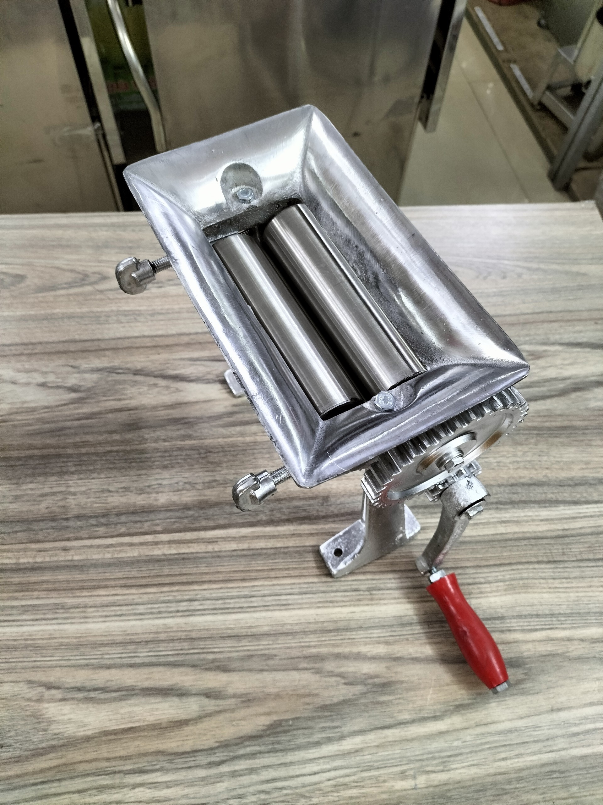 [HCM]Máy cán khô mực trục inox dài 140mm