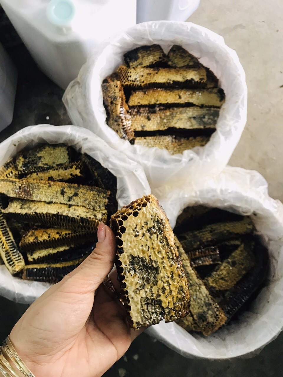 MẬT ONG ĐẮNG MƯỜNG TÈ LAI CHÂU (700k/1 lit :1,3kg)