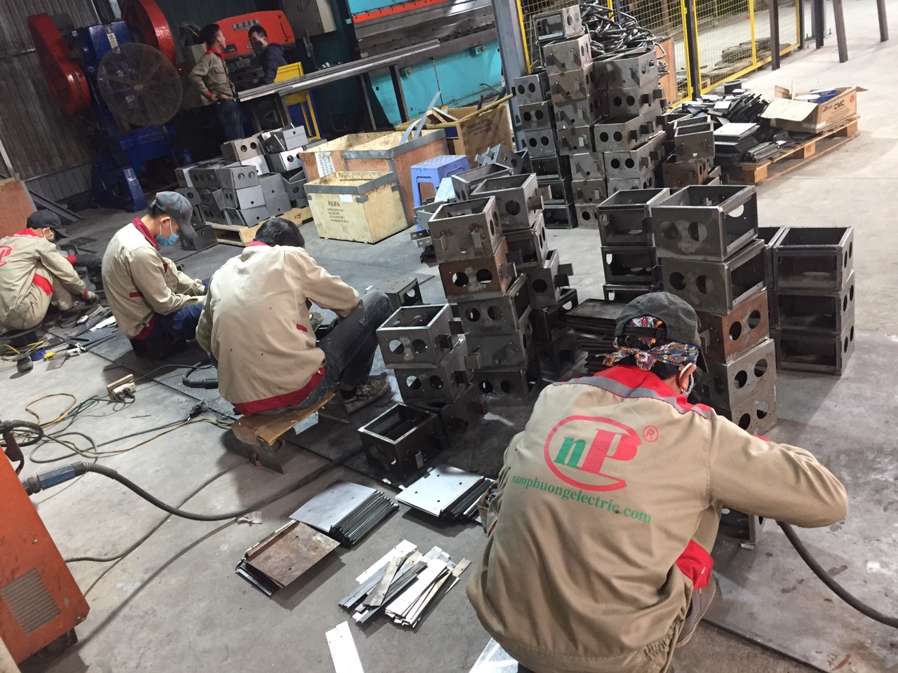 Vỏ Hộp nguồn Thi công