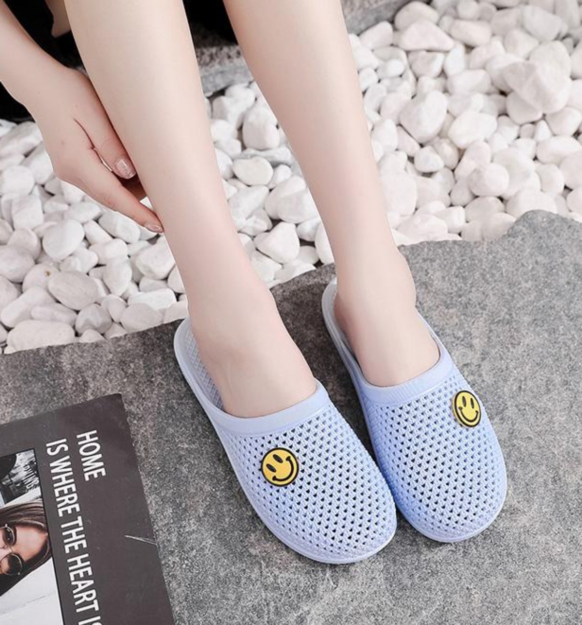 Dép sục hình mặt cười