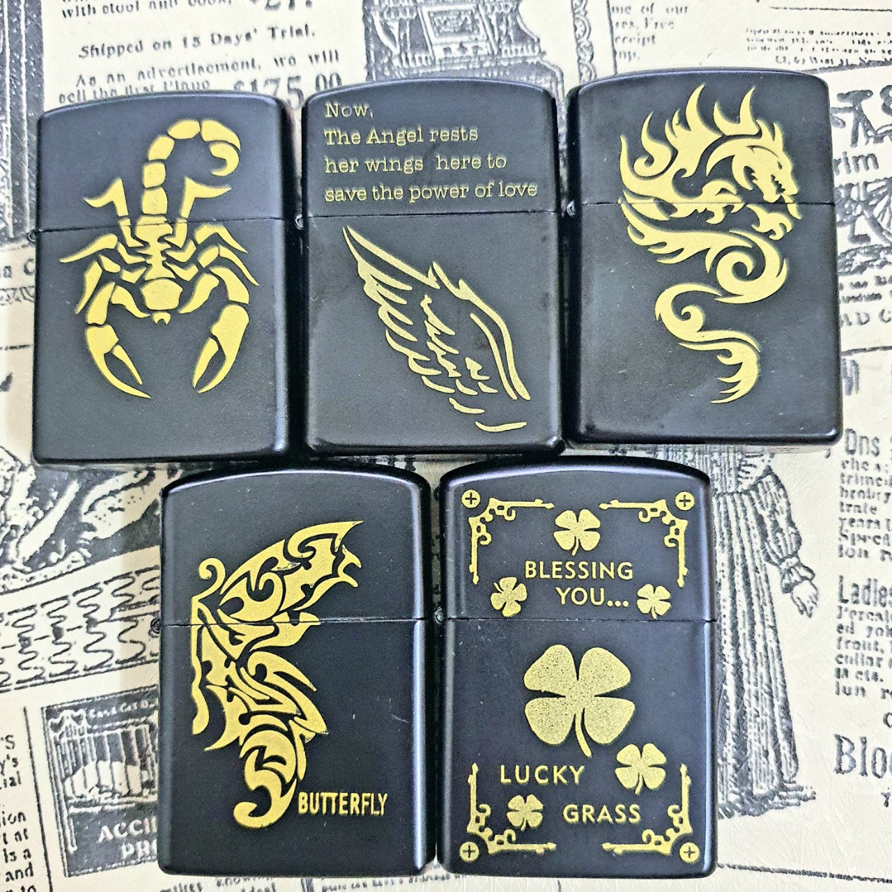 Bật Lửa Hột Quẹt Zippo Đen Họa Tiết Vàng Nhiều Hình ( Giao Ngẫu Nhiên - Xài Xăng Đá)