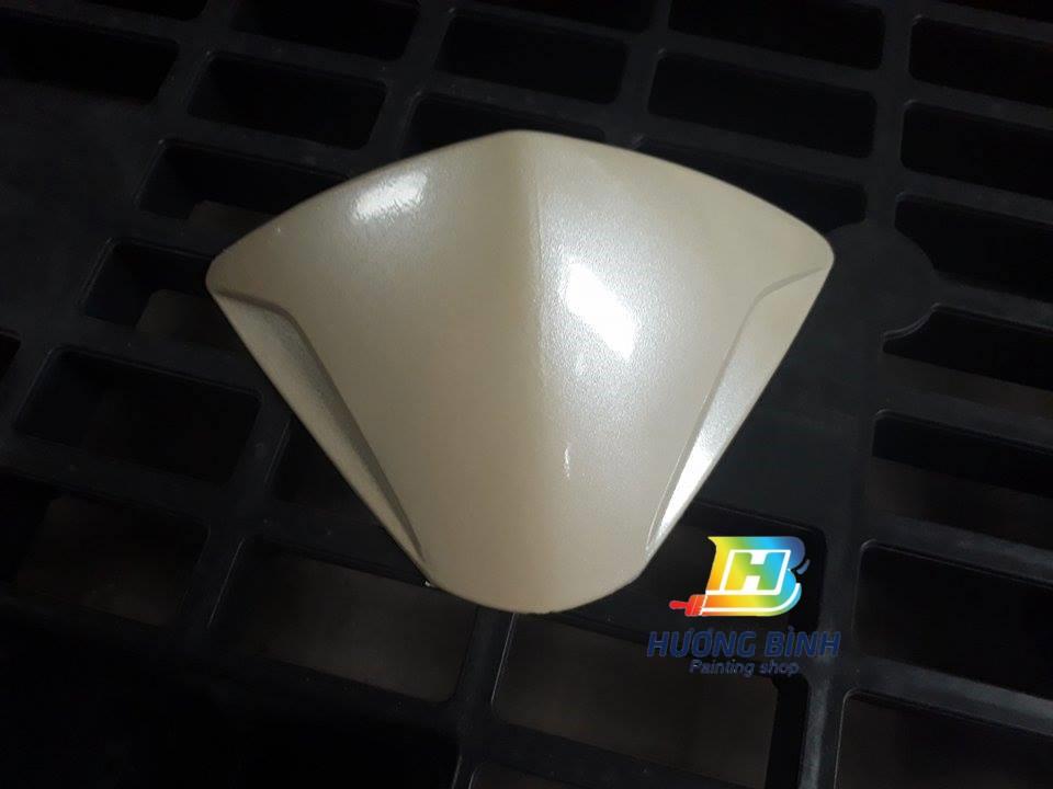 Sơn xịt Samurai màu Trắng Kem - H199 (cần sử dụng với nền màu Trắng mới lên được màu chuẩn và đẹp)