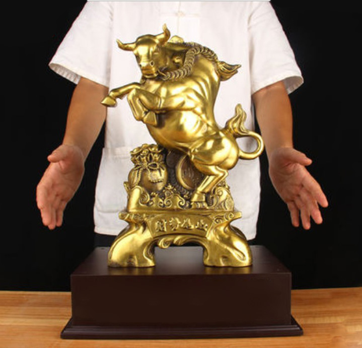 [Trả góp 0%] Tượng linh vật trâu sửu đứng trên bao tài lộc bằng đồng thau phong thủy Hồng Thắng