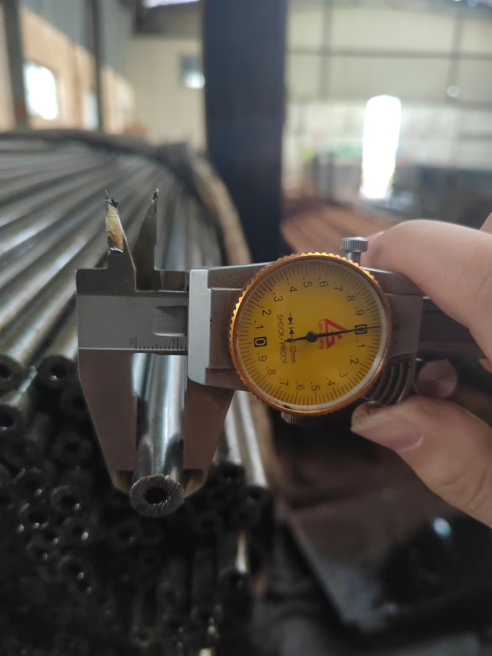 Ống thép đúc, phi ngoài 12mm, lỗ trong 4.5mm->5.0mm