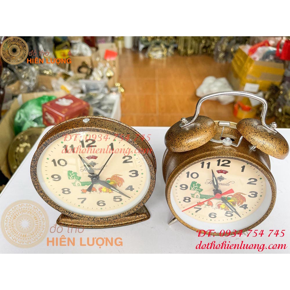 Đồng hồ báo thức in hình con gà mổ thóc, chạy bằng cơ lên dây cót