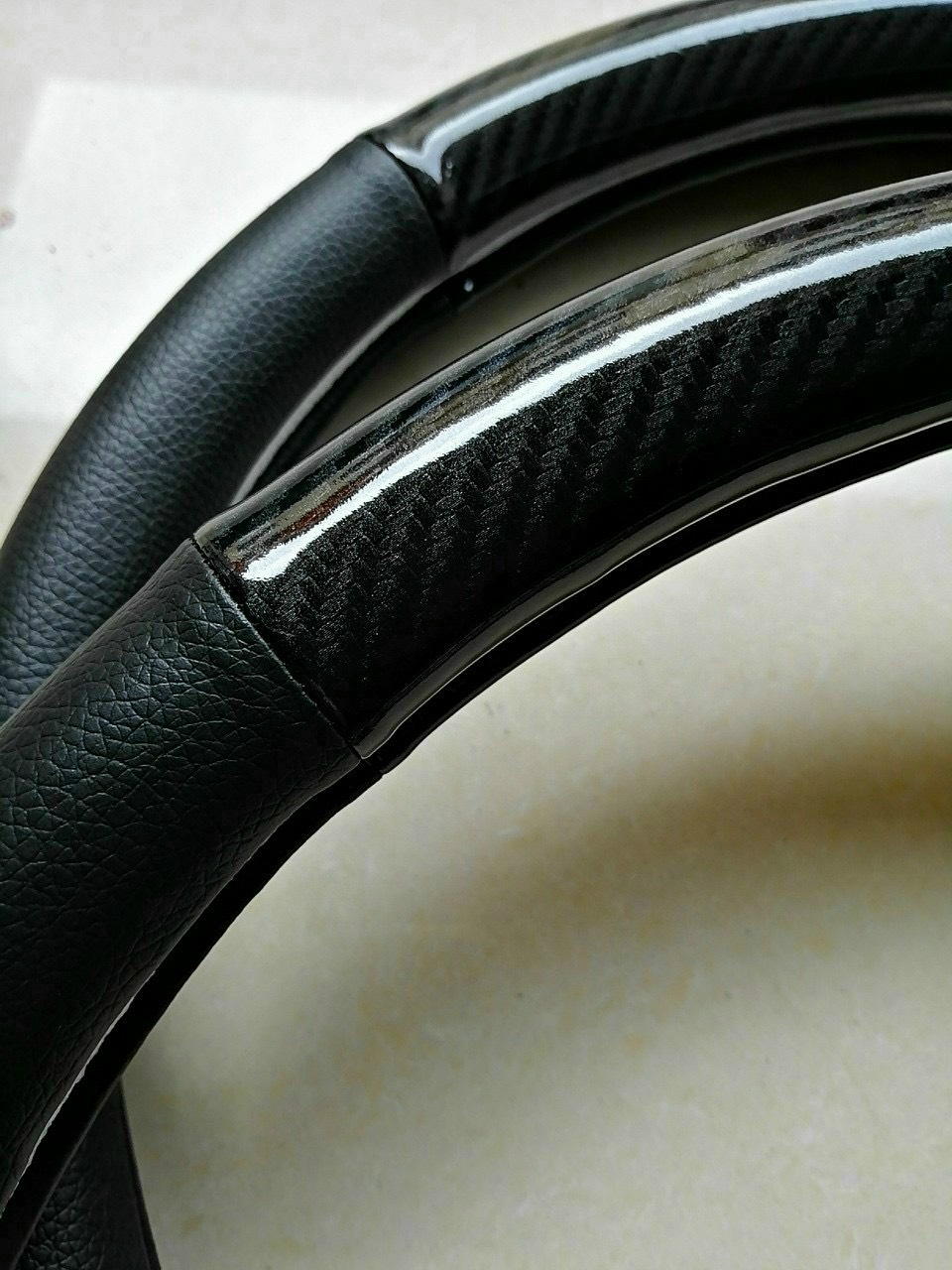 Bọc vô lăng carbon gắn logo hãng xe - Bọc vô lăng, bọc tay lái, bọc da vô lăng cao cấp mẫu Carbon có đính kèm logo inox,  chất liệu da dày dặn thiết kế bắt mắt Giúp bảo vệ bọc vô lăng nguyên bản một cách tối ưu