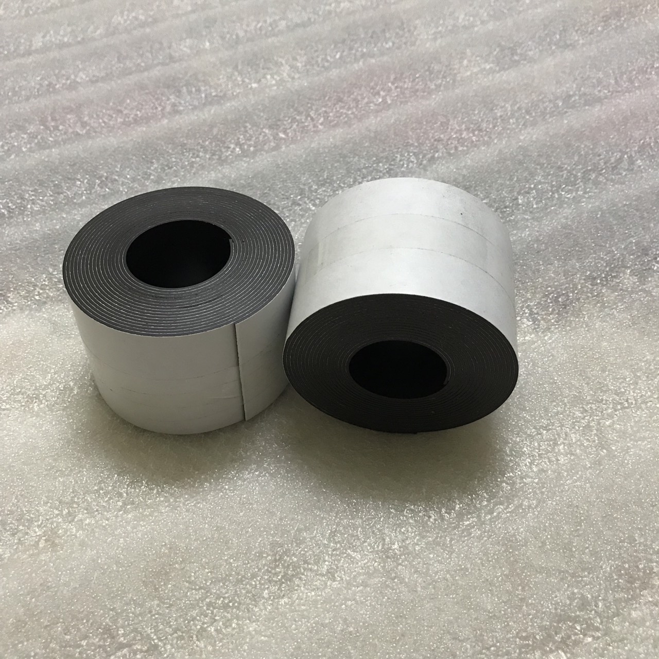 NAM CHÂM CUỘN 5CM X1.2MM X 3M PHỦ KEO