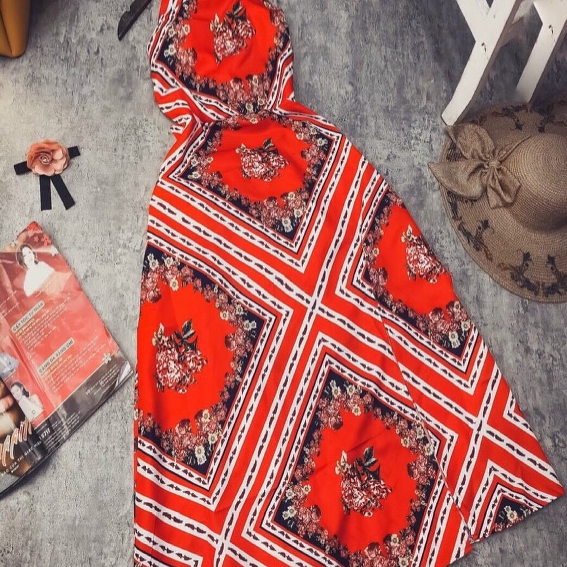 Đầm maxi cổ yếm hoạ tiết hở lưng xẻ tà