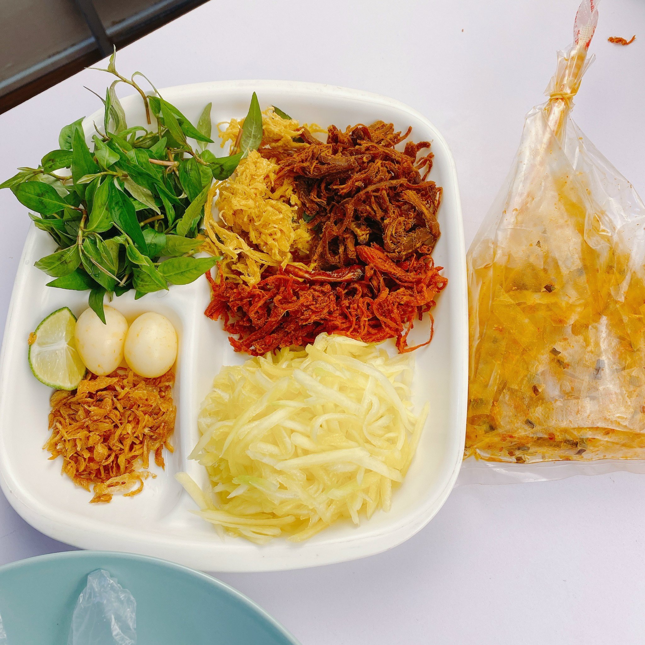 Bánh tráng trộn cắt sợi kèm đũa