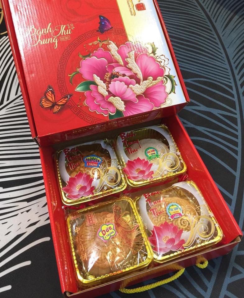 [HCM]Bánh trung thu thập cẩm gà quay 2 trứng  giá của 1 hộp 2 cái - MOONCAKE SIÊU SẠCH NGON & BỔ DƯỠNG ( hộp 2 bánh x 80gr)