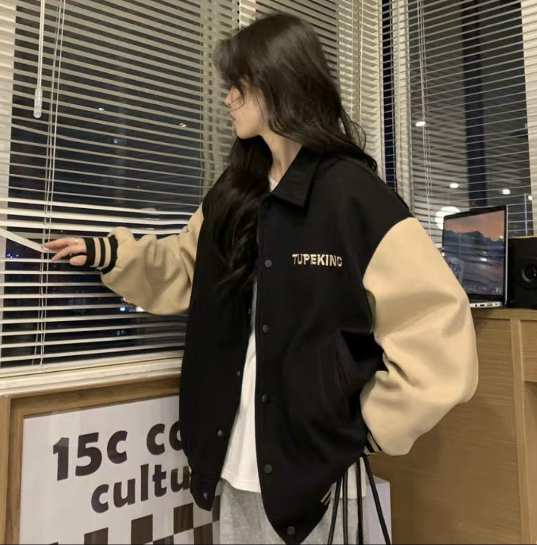 Áo khoác bomber unisex cổ bẻ chất nỉ ngoại có size phù hợp cho cả nam và nữ kiểu dáng thời trang Hàn Quốc cá tính phù hợp mặc đi chơi, đi tiệc có thể mặc làm áo chống nắng tp6433