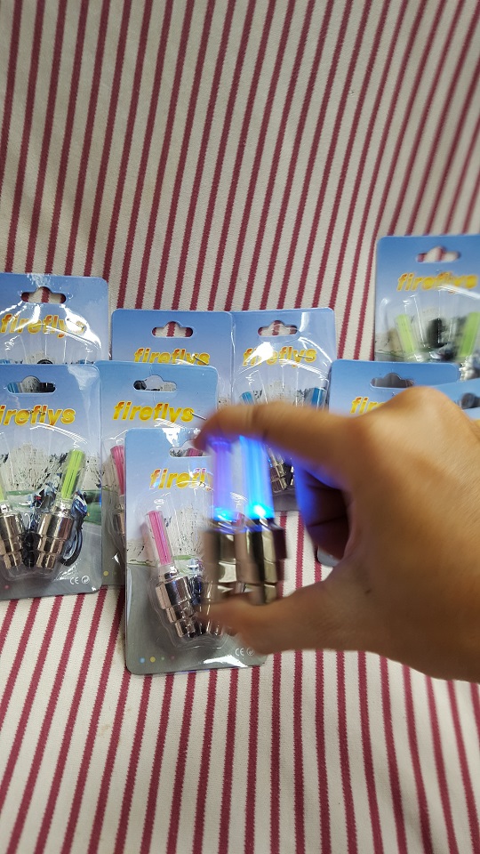 Đèn LED gắn van xe máy ô tô xe đạp - cảm ứng khi xe chạy