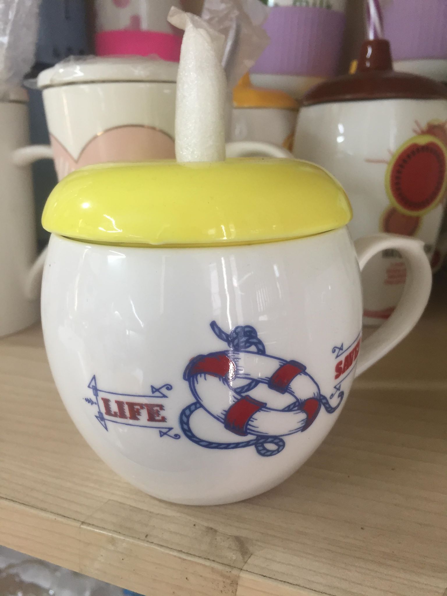 CỐC SỨ TÁO CÓ NẮP SỨ KÈM THÌA