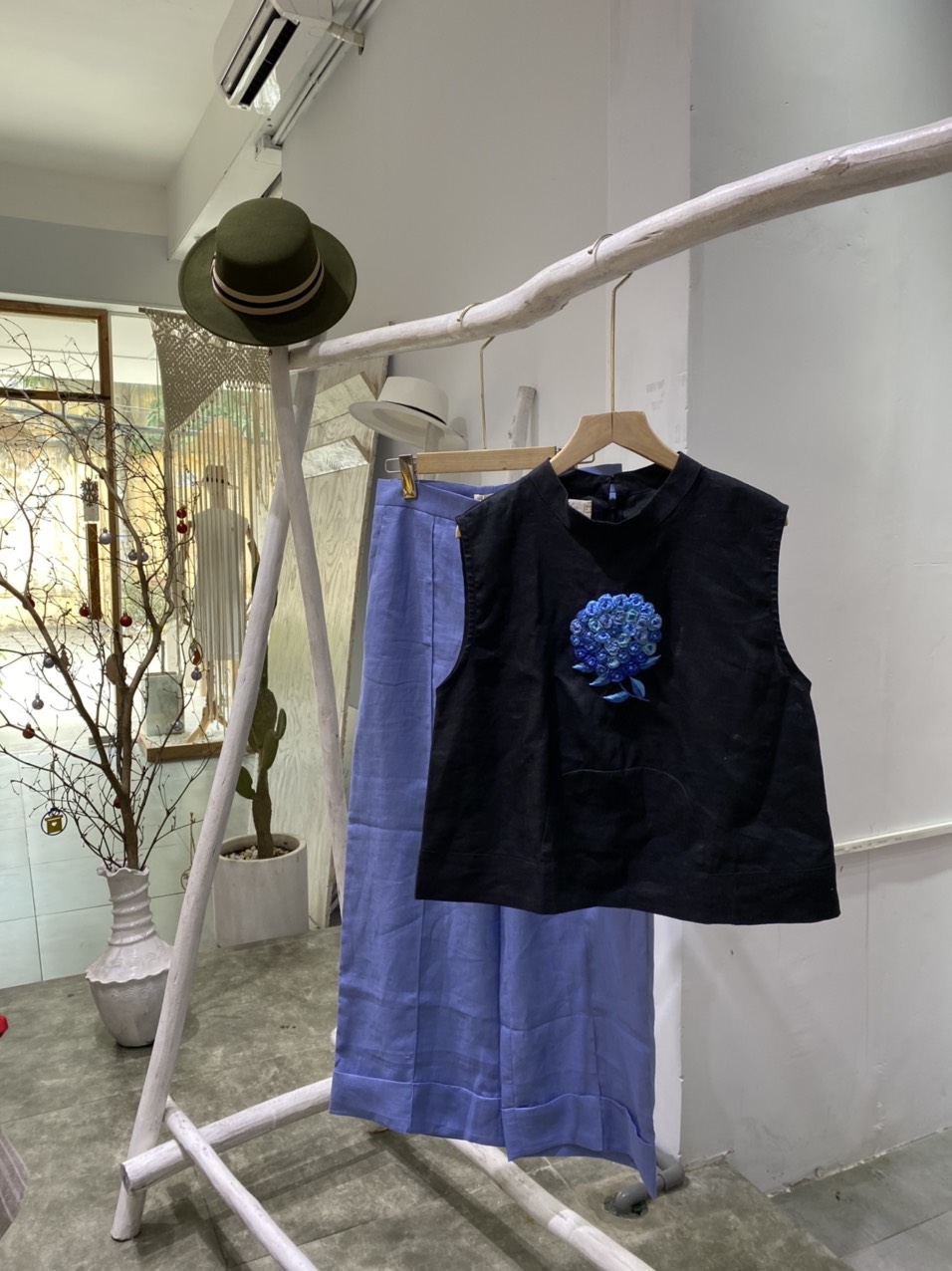 Áo linen cổ lọ britney embroidery - maxmessi