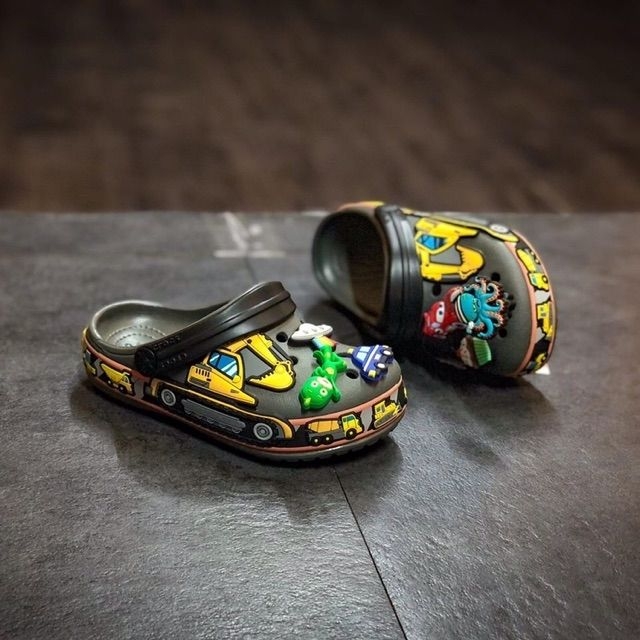 Sục crocs cần cẩu cho bé trai