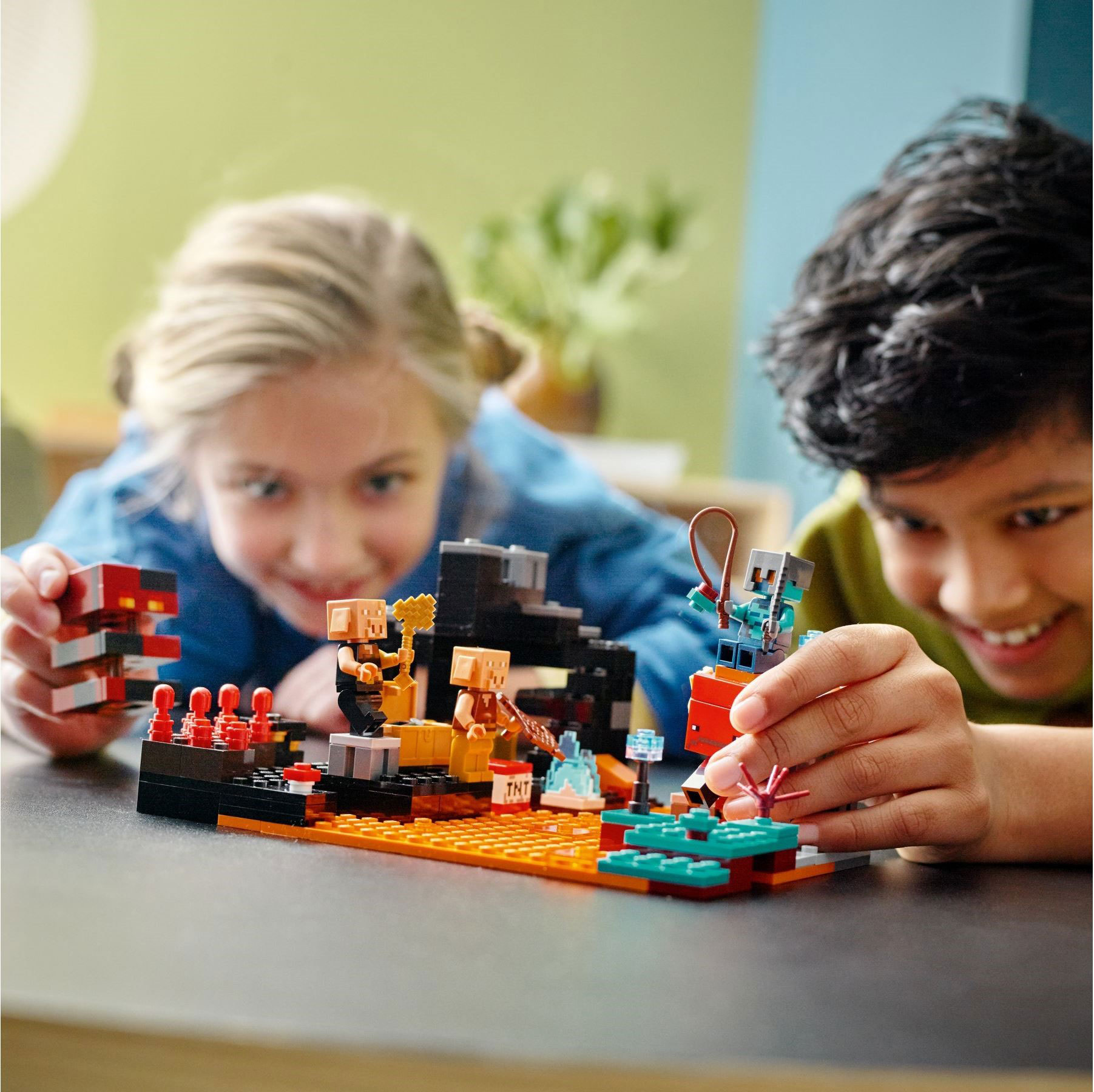 LEGO Minecraft 21185 Tàn tích pháo đài Lợn