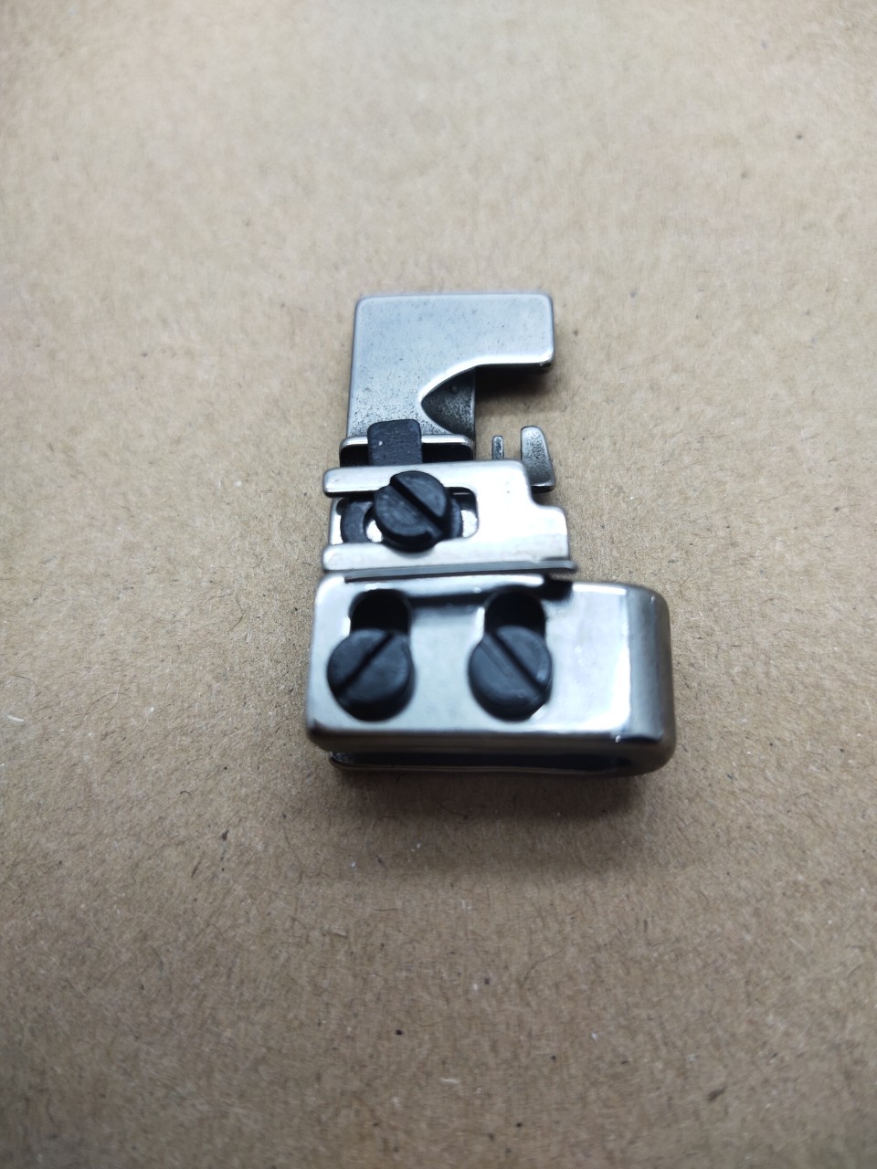 chân vịt nhún máy vắt sổ 4 chỉ và 5 chỉ