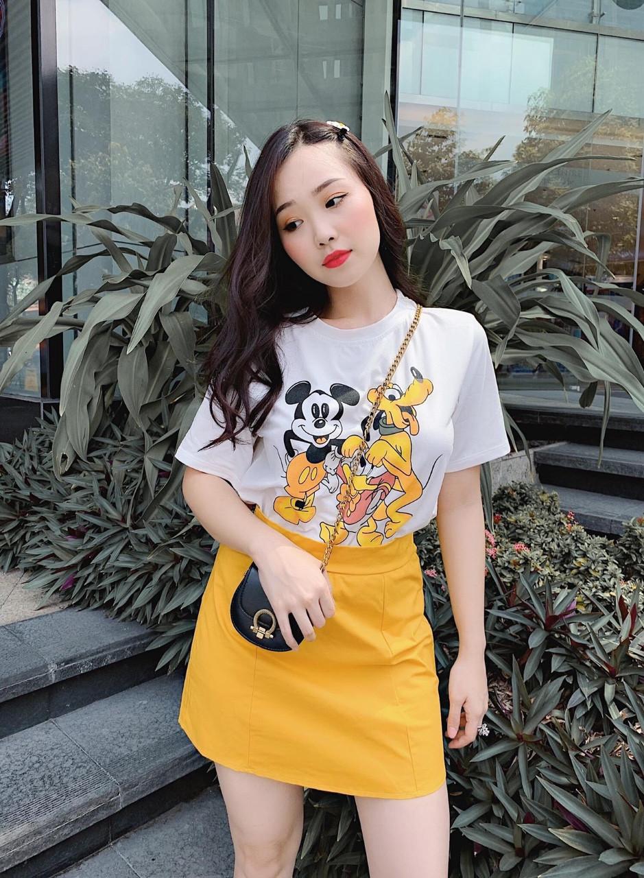 Set áo thun in hình và chân váy ngắn