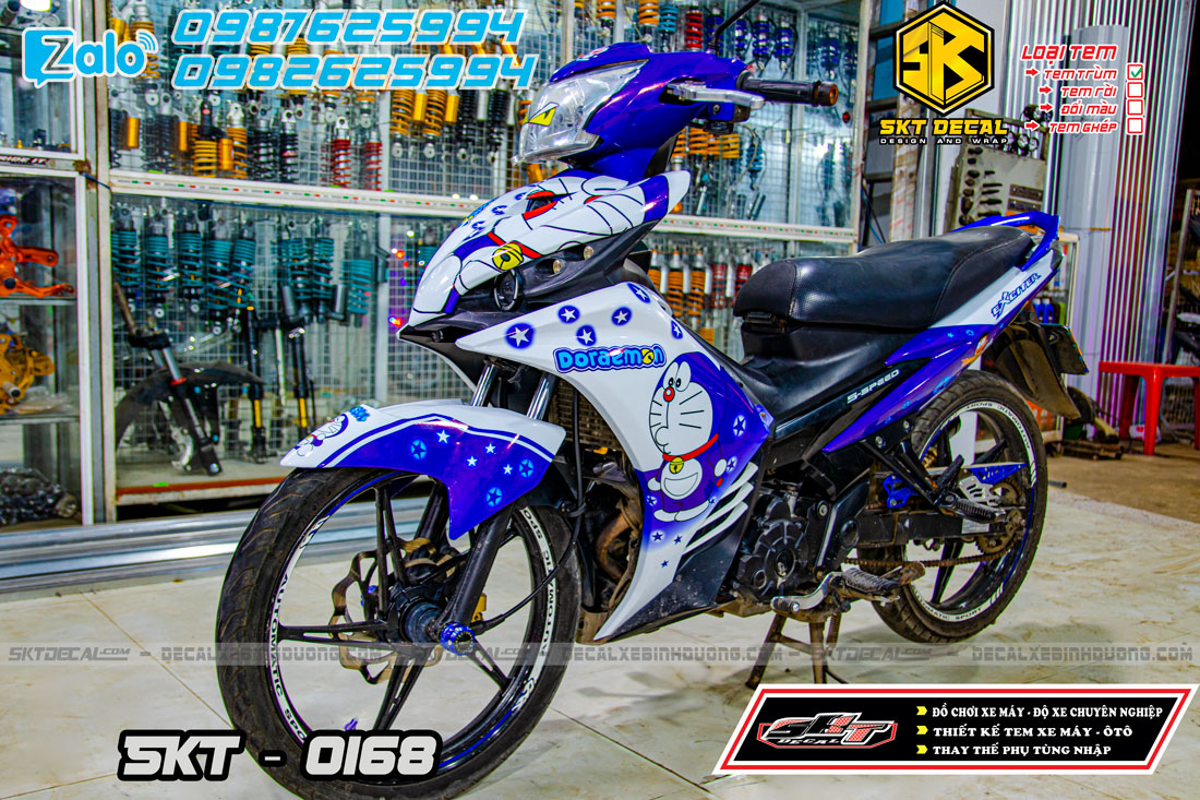 tem trùm exciter 135 xanh trắng doraemon