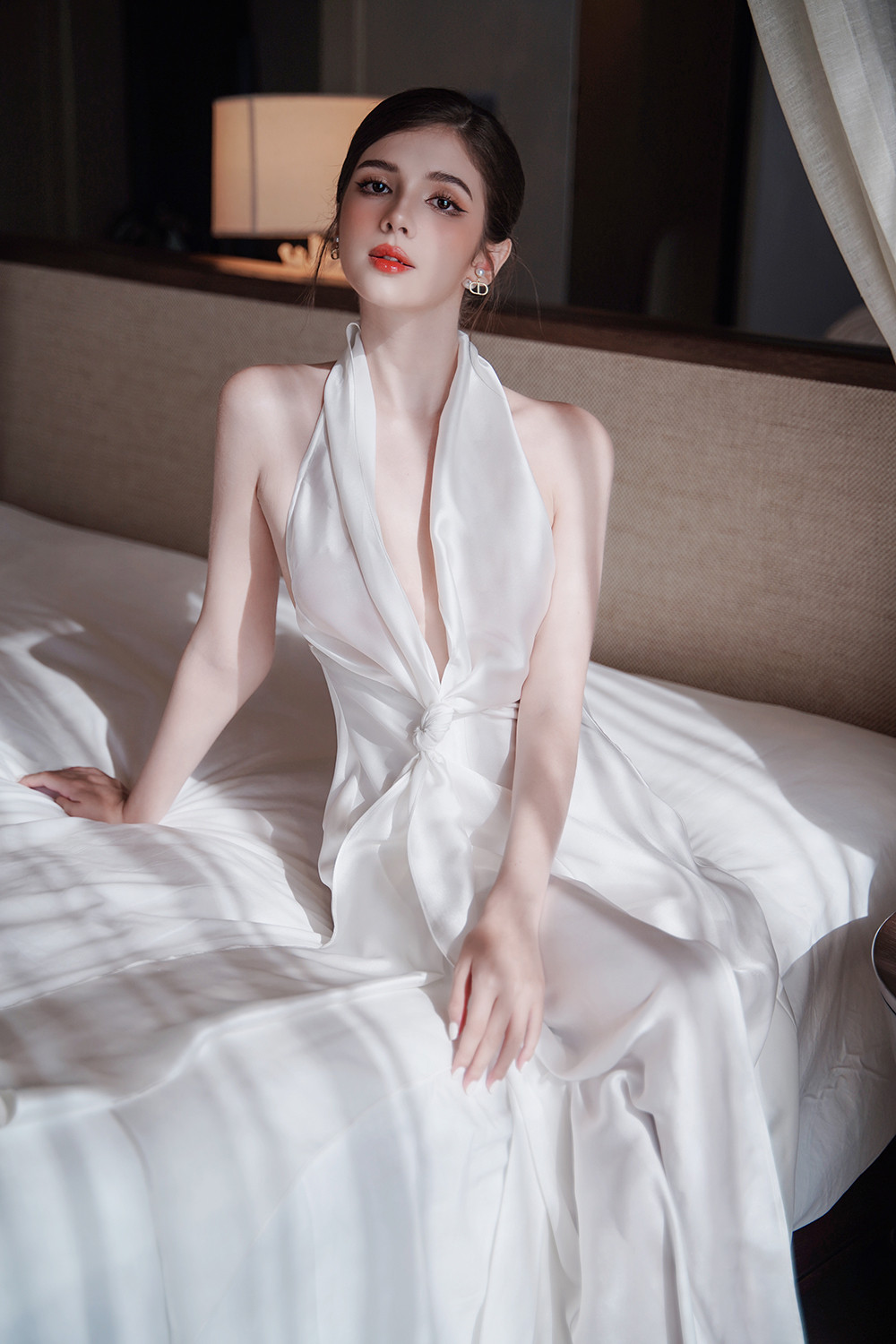Đầm Lụa Màu Trắng Lưng Đổ Cổ Gài Khuy - XIPI