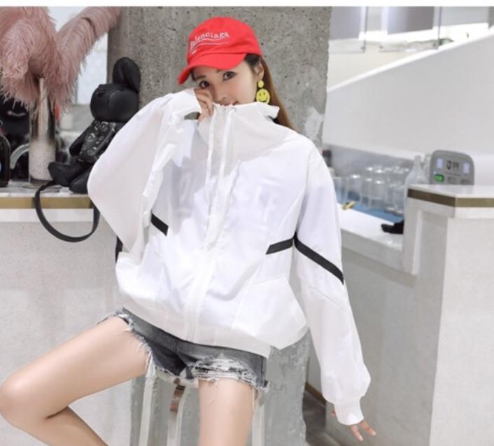 Áo khoác gió nữ form rộng Màu sắc : như hình Chất liệu : gió 2 lớp Size : free size dưới 60kg Xưởng nhận ship hàng toàn quốc