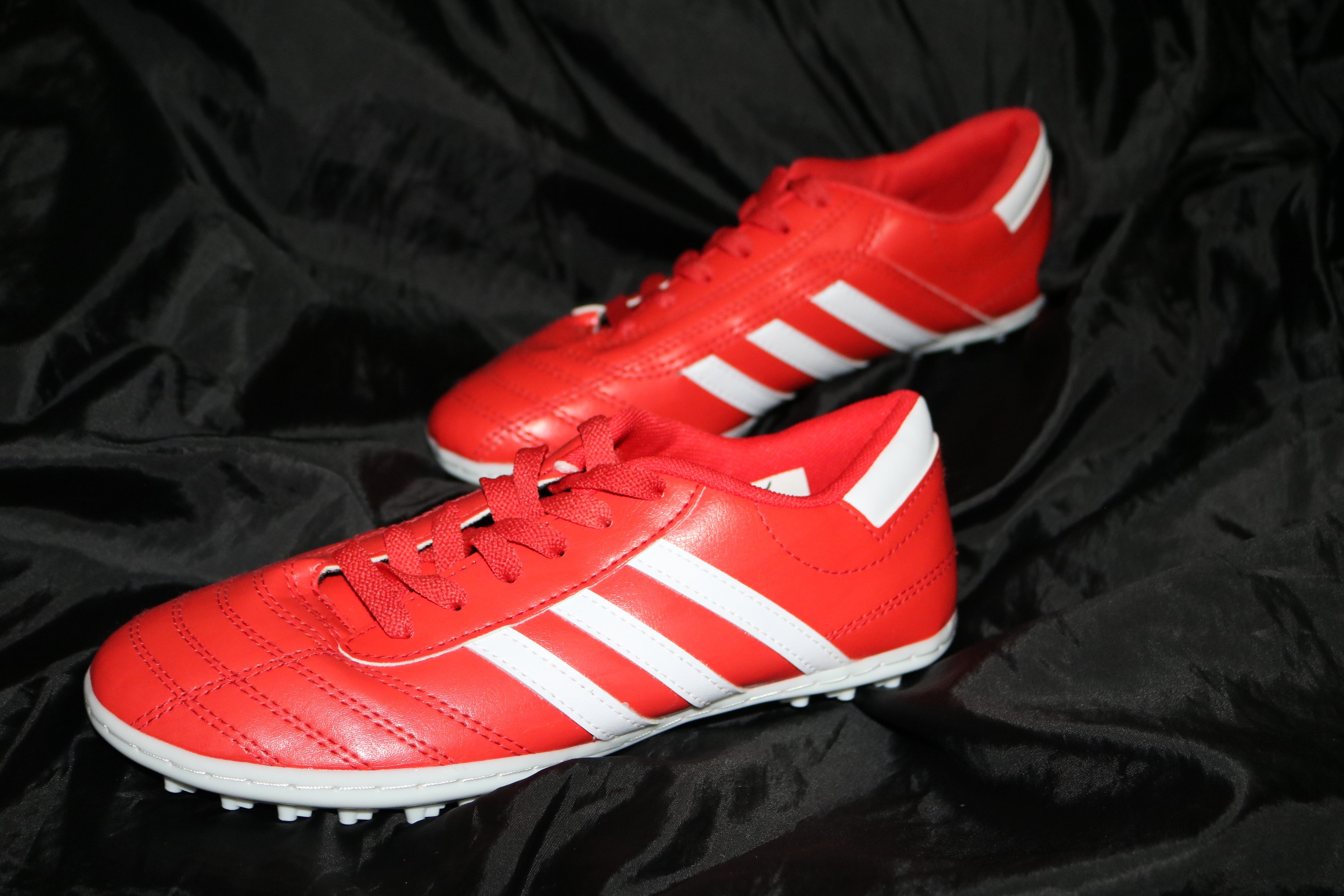 Giày đá bóng vải chính hãng wika ULTRA 3, thương hiệu người việt