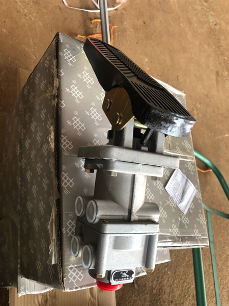 Tổng phanh đạp 6 lỗ có bàn đạp