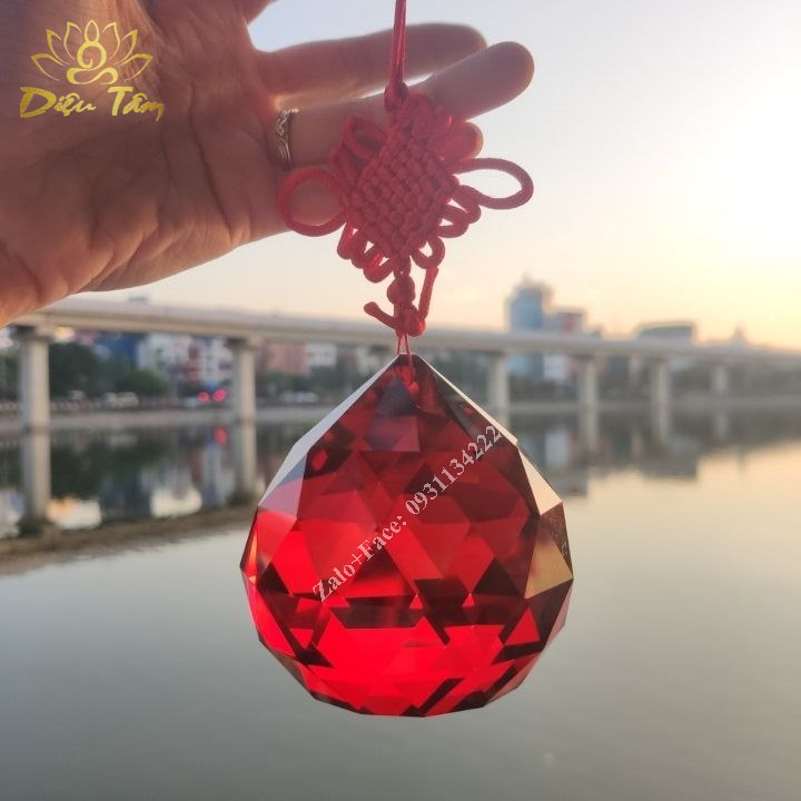 Quả cầu treo phong thuỷ đa giác pha lê Đỏ có tâm kết