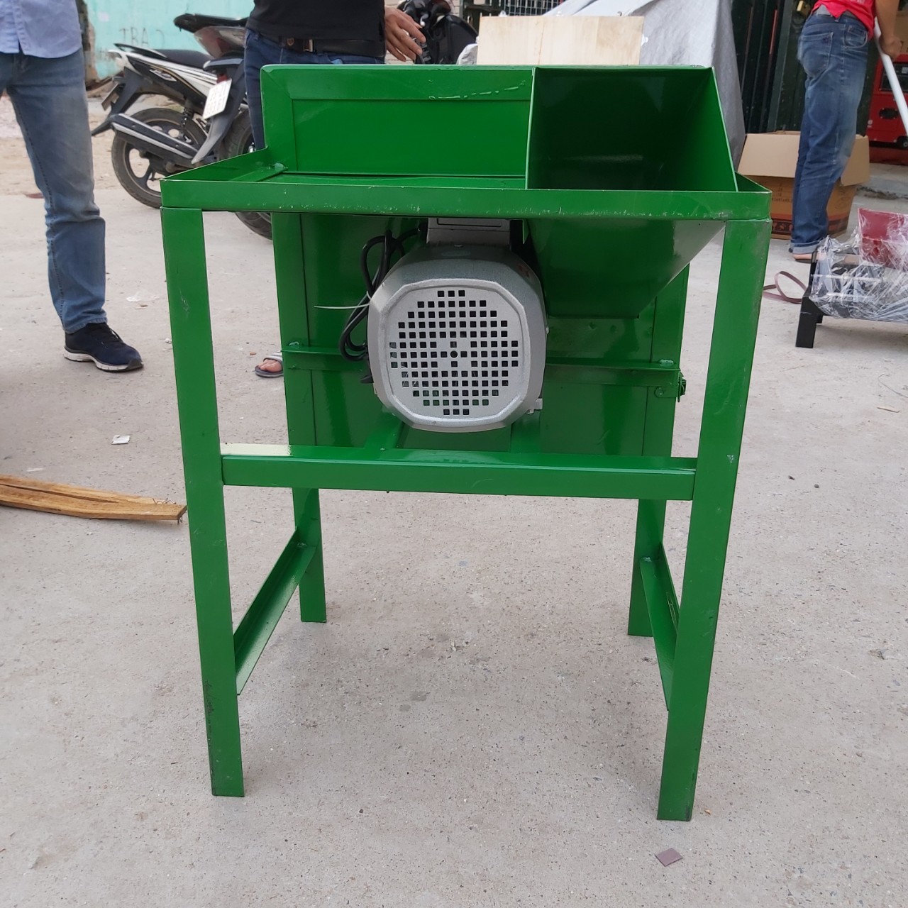 Máy xắt cỏ cho bò, máy băm cỏ voi dây đồng tại Đồng tháp