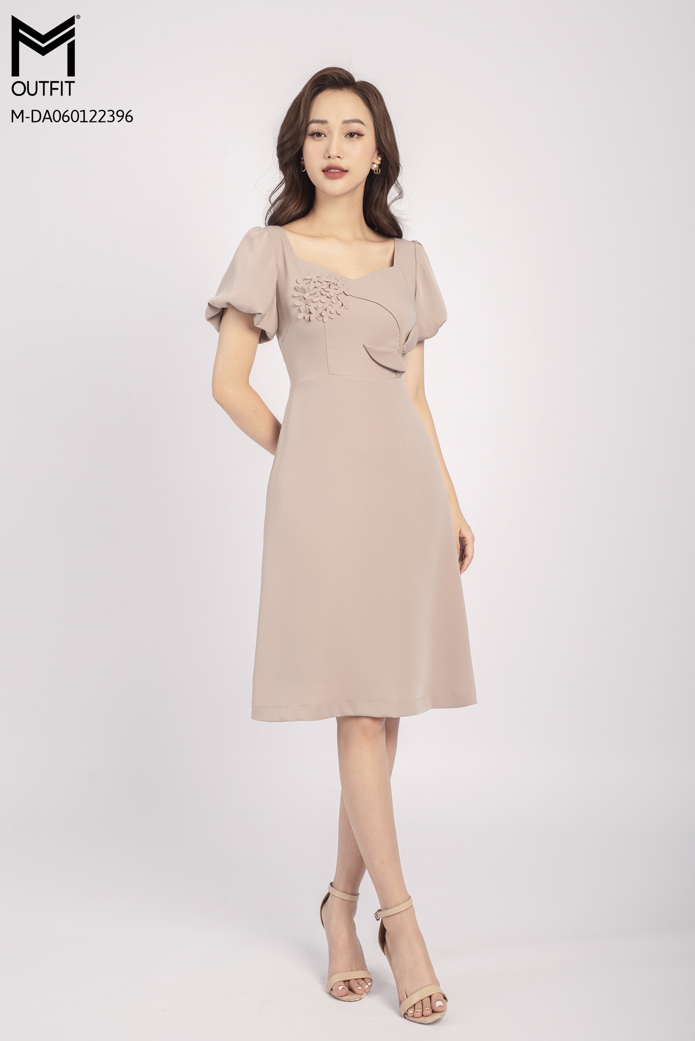 Đầm cổ U đính hoa 3D - Mmoutfit